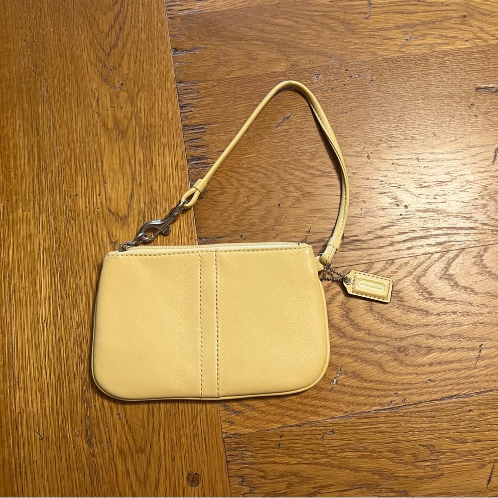 Coach NWOT butter yellow Leather Wristlet, Smokefree home.